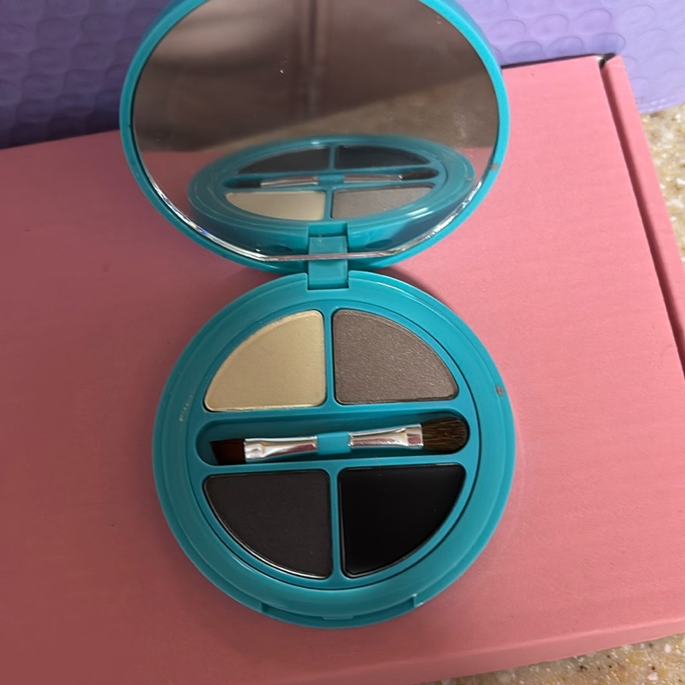Beautiful quad pallet with mirror